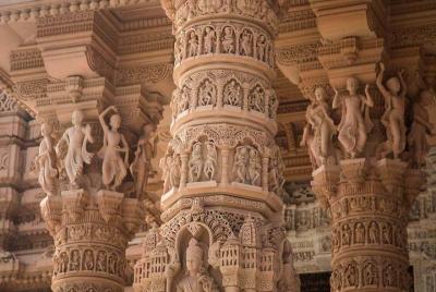 Akshardham con bicicleta en el barrio tradicional