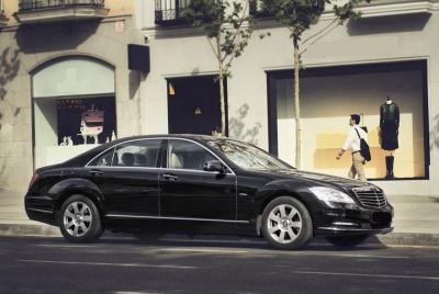 Salida traslado privado de la ciudad de Malibú a Los Ángeles LAX en coche de lujo