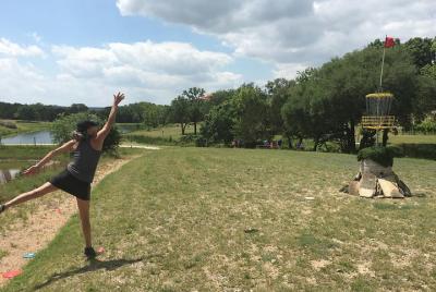 Dine & Disc Golf en el Texas Hill Country Dine & Disc Golf en el Texas Hill Country