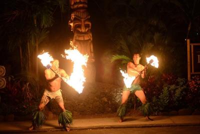Cena de los mitos de Maui Luau y un espectáculo Cena de los mitos de Maui Luau y un espectáculo