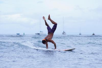 Lecciones de la escuela de surf indignantes en Lahaina Lecciones de la escuela de surf indignantes en Lahaina