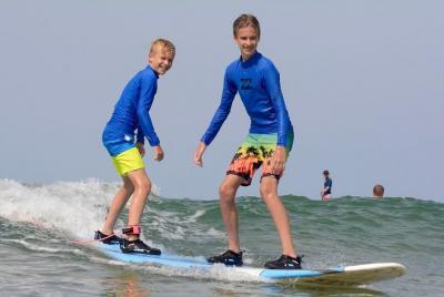 Lección de surf en grupo en Waves Hawaii Surf School The Billabong Surf School en Kihei Lección de surf en grupo en Waves Hawaii Surf School The Billabong Surf School en Kihei