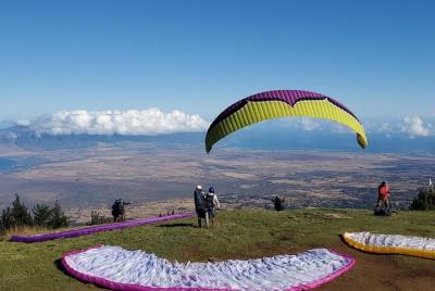 Vuela en parapente sobre la reserva de la cuenca hidrográfica de Maui con fotos a bordo Vuela en parapente sobre la reserva de la cuenca hidrográfica de Maui con fotos a bordo