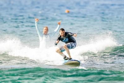 Lección de surf para grupos principiantes Lección de surf para grupos principiantes