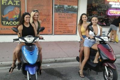 Tour guiado en scooter por Miami Beach para grupos pequeños Tour guiado en scooter por Miami Beach para grupos pequeños