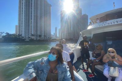 Horizonte de Miami: Happy Hour Sightseeing Sunset Cruise y Millionaire Homes
