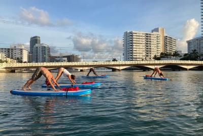 Clase de Paddle Board Yoga en Shoreside Club Clase de Paddle Board Yoga en Shoreside Club