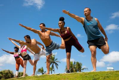 Experiencia de yoga y té en el impresionante parque South Pointe Experiencia de yoga y té en el impresionante parque South Pointe