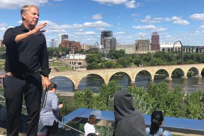 Recorrido privado a pie por el río Mississippi, las cataratas y los molinos históricos de Minneapolis (2 horas)