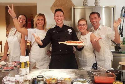 Clase de cocina vip privada de pizza con Pizzachef profesional en una cocina desinfectada profesional Clase de cocina vip privada de pizza con Pizzachef profesional en una cocina desinfectada profesional