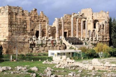 Excursión de un día al castillo de Baalbek, el castillo de Anjar y el sitio histórico de Hajar Al Hibla Excursión de un día al castillo de Baalbek, el castillo de Anjar y el sitio histórico de Hajar Al Hibla