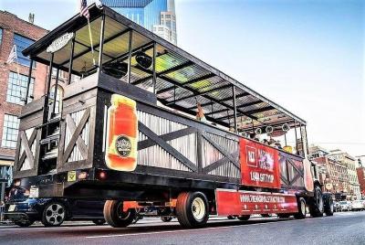 Tour privado en tractor para fiestas en el centro de Nashville con pista de baile y bar a bordo Tour privado en tractor para fiestas en el centro de Nashville con pista de baile y bar a bordo