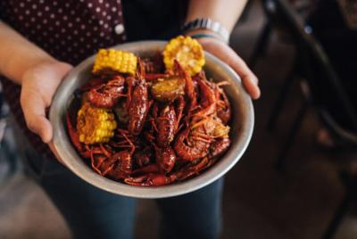 Clase de cocina cajún para grupos pequeños con degustación de ron en Nueva Orleans