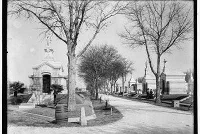 Recorrido en audio a pie de las historias del cementerio de Metairie por VoiceMap
