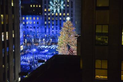 Cena de gala con iluminación de árboles en el Rockefeller Center