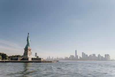 Visita a la Estatua de la Libertad y la Isla de Ellis con acceso al pedestal, visita turística al Bajo Manhattan y entrada al Museo del 11-S