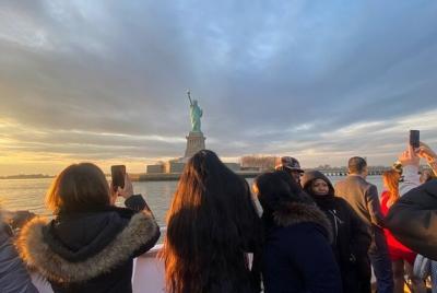 Crucero turístico por la ciudad de Nueva York: estatua de la libertad y horizonte de Manhattan
