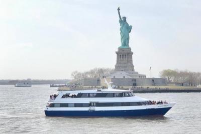 ABIERTO: Sky Line de la ciudad de Nueva York y Muelle 36 del crucero turístico de la Estatua de la Libertad
