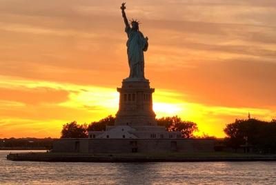 AHORA ABIERTO Crucero turístico al atardecer de la Estatua de la Libertad y Sky Line de la ciudad de Nueva York
