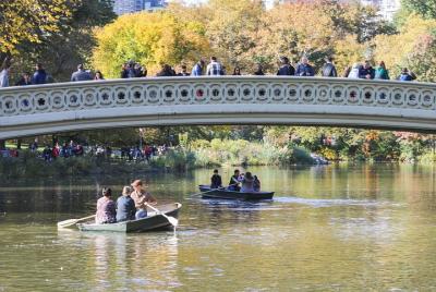 Cita en Central Park: Paseo en bote de remos en Central Park con alquiler de bicicleta de día completo