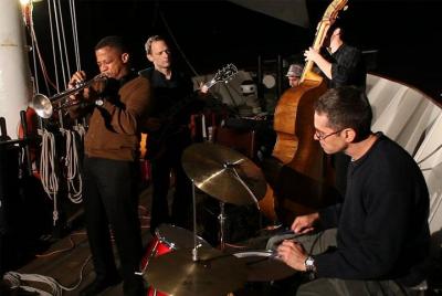 Navegación de tarde por el puerto de Nueva York con jazz en directo