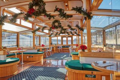 Estatua navideña de la ciudad de Nueva York y crucero Skyline Cocoa