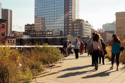 Aspectos destacados de High Line: el espacio verde futurista de Nueva York con un local