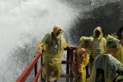 Excursión al lado canadiense de las Cataratas del Niágara y paseo en barco Maid of the Mist Excursión al lado canadiense de las Cataratas del Niágara y paseo en barco Maid of the Mist