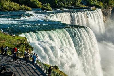Visita turística de una noche a las cataratas del Niágara con hotel, Hard Rock, Maid of the Mist