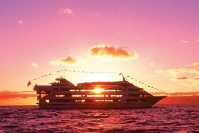 Crucero Star con cena al atardecer y espectáculo en Oahu Crucero Star con cena al atardecer y espectáculo en Oahu