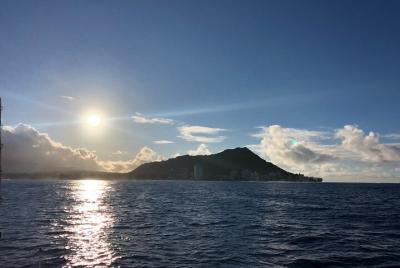 Experiencia de navegación al amanecer en la costa de Waikiki Experiencia de navegación al amanecer en la costa de Waikiki