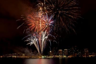 Crucero por Oahu con cena y fuegos artificiales Crucero por Oahu con cena y fuegos artificiales