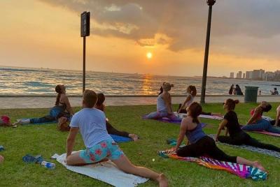 Yoga en la playa frente al mar en Waikiki con telón de fondo Diamondhead Yoga en la playa frente al mar en Waikiki con telón de fondo Diamondhead