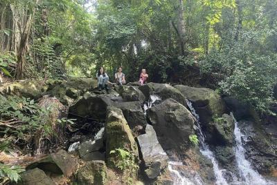 Caminata corta con un estanque para nadar seguida de un mirador. Caminata corta con un estanque para nadar seguida de un mirador.