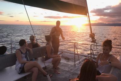 Experiencia de vela al atardecer en catamarán en Waikiki Experiencia de vela al atardecer en catamarán en Waikiki