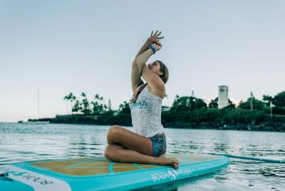 Stand-Up Paddle Yoga en la costa norte de Oahu Stand-Up Paddle Yoga en la costa norte de Oahu