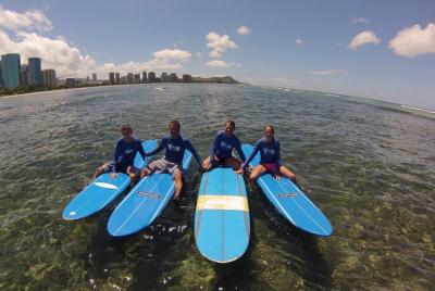 Clases de surf en Oahu: clase y equipo en la playa Ala Moana con transporte de ida y vuelta Clases de surf en Oahu: clase y equipo en la playa Ala Moana con transporte de ida y vuelta