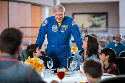 Centro espacial Kennedy - la experiencia espacial: disfrute de una cena con un Astronauta y de un exclusivo recorrido con transporte desde Orlando Centro espacial Kennedy - la experiencia espacial: disfrute de una cena con un Astronauta y de un exclusivo recorrido con transporte desde Orlando