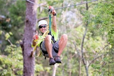 Tour de aventura en tirolina "Sky High" de 1 hora con 3 vuelos en tirolina incluidos Tour de aventura en tirolina