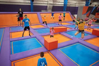 Salto abierto de 60 minutos en Altitude Trampoline Park en Kissimmee Salto abierto de 60 minutos en Altitude Trampoline Park en Kissimmee
