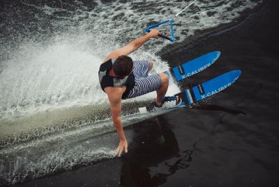 1 lección de medio día de esquí acuático, wakeboard o wakesurf, 2 lecciones individuales 1 lección de medio día de esquí acuático, wakeboard o wakesurf, 2 lecciones individuales