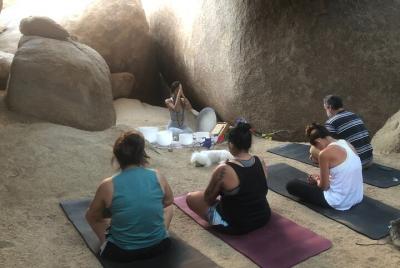 Caminata por la naturaleza del desierto + baño de sonido y meditación en una cueva de Boulder