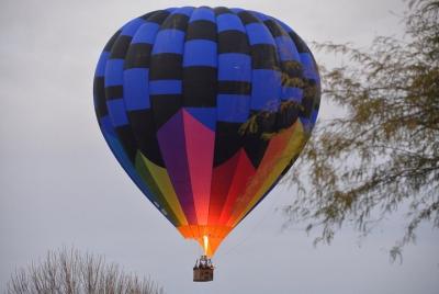 Paseo del globo del aire caliente del desierto de Sonoran de la puesta del sol de Phoenix