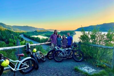 Aventura en cascada en bicicleta eléctrica al atardecer en Multnomah Falls Aventura en cascada en bicicleta eléctrica al atardecer en Multnomah Falls