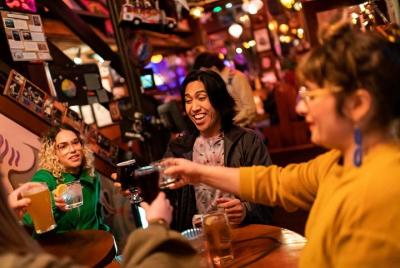 Rastreo de barra extraño con local fanático Rastreo de barra extraño con local fanático