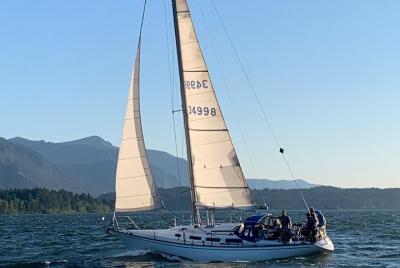 Aventura de navegación al atardecer en un yate clásico en el corazón de Columbia Gorge Aventura de navegación al atardecer en un yate clásico en el corazón de Columbia Gorge