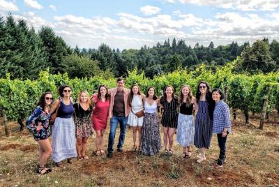 Tour de vinos y almuerzo en el valle de Willamette: para grupos grandes privados Tour de vinos y almuerzo en el valle de Willamette: para grupos grandes privados
