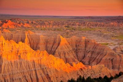 Aventura al atardecer y el cielo nocturno de Badlands