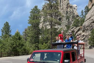 Jeep Bison Safari estándar en el parque estatal Custer - Jeep Bison Safari estándar en el parque estatal Custer -