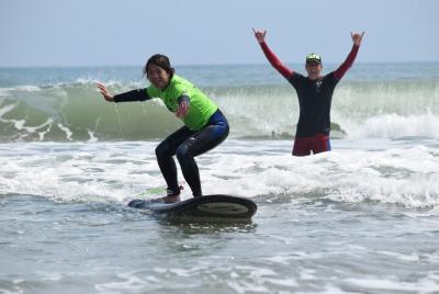Lección de surf en grupo para 2 con un entrenador de surf local en San Diego Lección de surf en grupo para 2 con un entrenador de surf local en San Diego